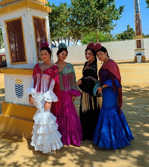 Ballerine di flamenco in costume tradizionale alla Feria del Caballo di Jerez de la Frontera